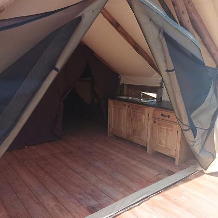Tente Lodge Pour 5 Personnes En Bordure De La Riviere Allier Au Sein D'Un Petit Camping Saint-Yorre Екстериор снимка