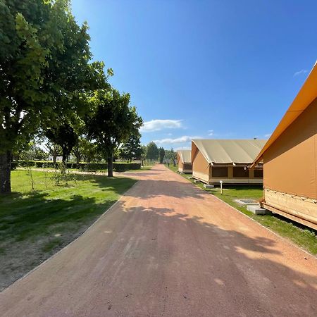 Tente Lodge Pour 5 Personnes En Bordure De La Riviere Allier Au Sein D'Un Petit Camping Saint-Yorre Екстериор снимка