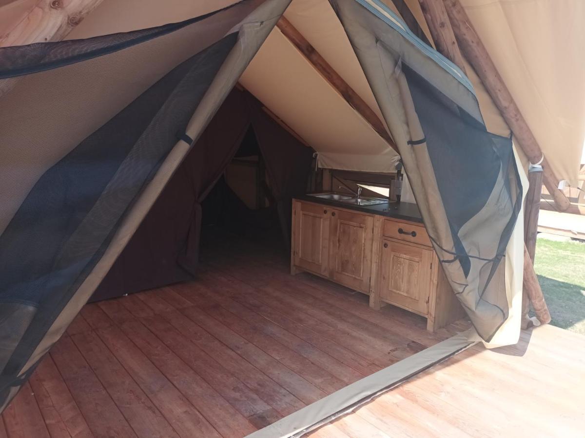 Tente Lodge Pour 5 Personnes En Bordure De La Riviere Allier Au Sein D'Un Petit Camping Saint-Yorre Екстериор снимка