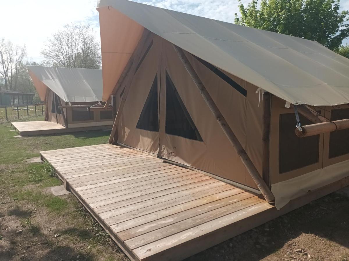 Tente Lodge Pour 5 Personnes En Bordure De La Riviere Allier Au Sein D'Un Petit Camping Saint-Yorre Екстериор снимка