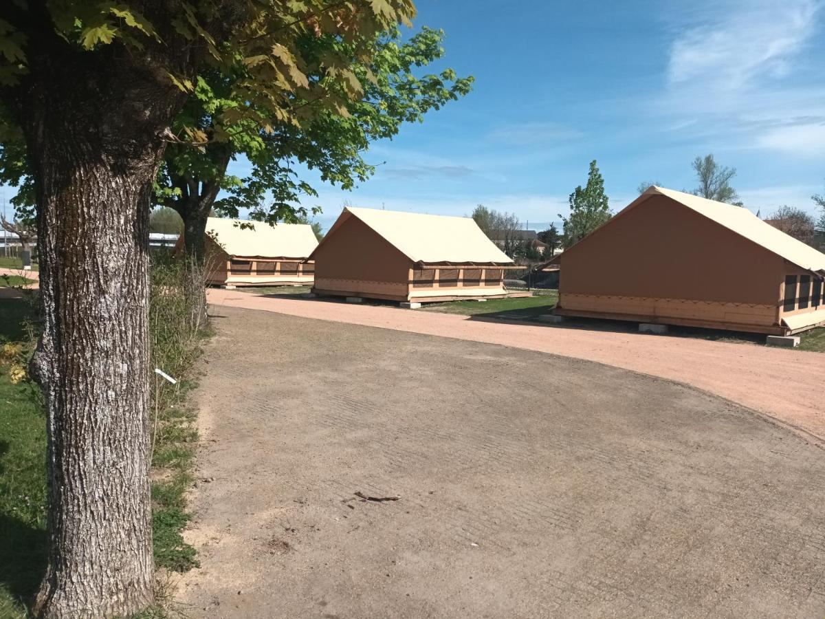 Tente Lodge Pour 5 Personnes En Bordure De La Riviere Allier Au Sein D'Un Petit Camping Saint-Yorre Екстериор снимка