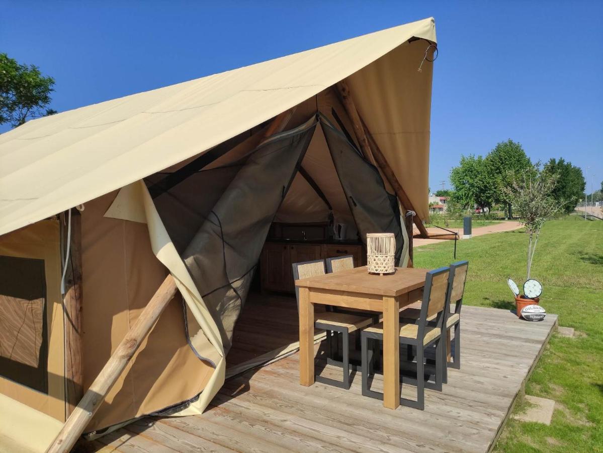 Tente Lodge Pour 5 Personnes En Bordure De La Riviere Allier Au Sein D'Un Petit Camping Saint-Yorre Екстериор снимка