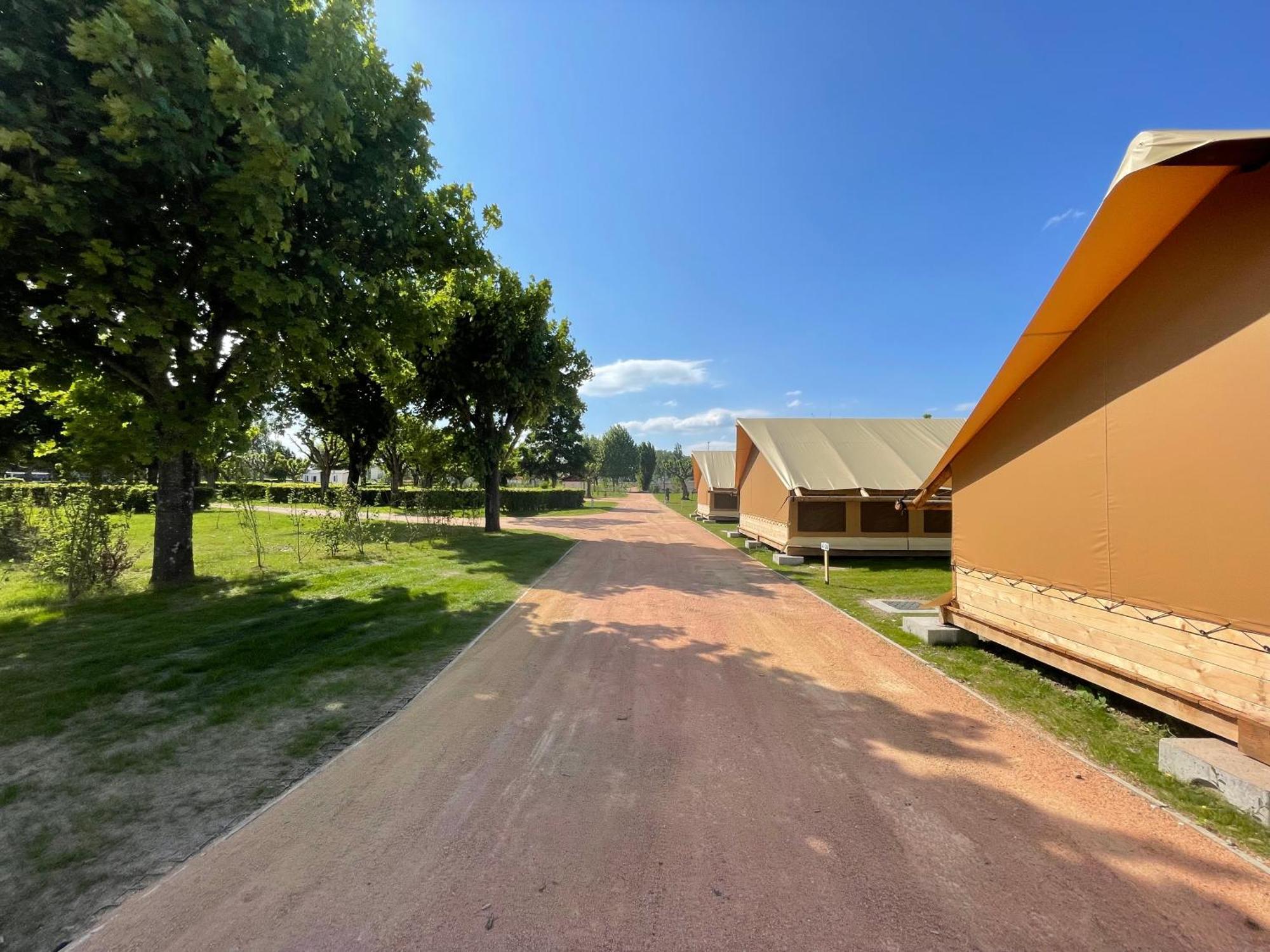 Tente Lodge Pour 5 Personnes En Bordure De La Riviere Allier Au Sein D'Un Petit Camping Saint-Yorre Екстериор снимка
